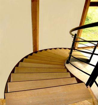 Escalier avec deux limons en plat de plus ou moins 180 par 8 mm d‘épaisseur sur lesquels on soude des profils L pour supporter des marches en bois.