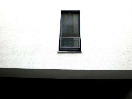 Protection de fenêtre par un cadre.