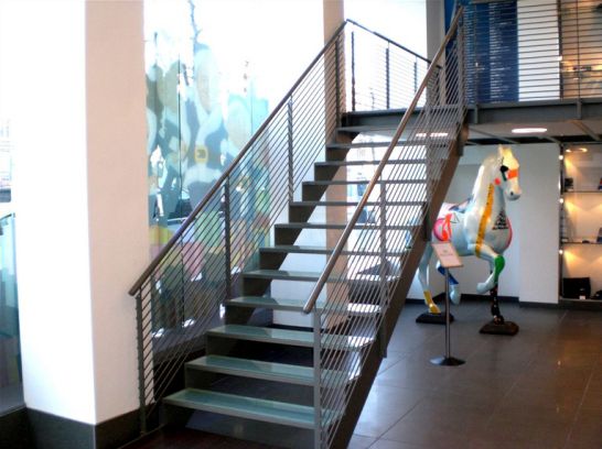 Escalier droit à palier avec marche en verre.