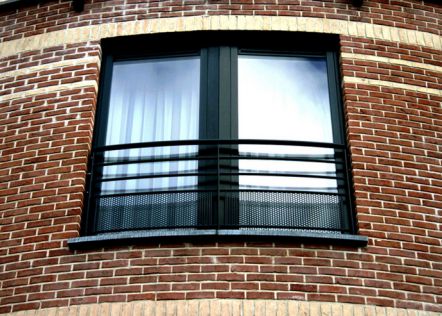 Protection de fenêtre en tôle perforée.