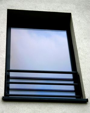 Protection de fenêtre avec des lisses horizontales.