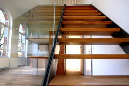 Les rampes en verre sont actuellement utilisées afin d‘apurer visuellement la structure d‘un escalier.